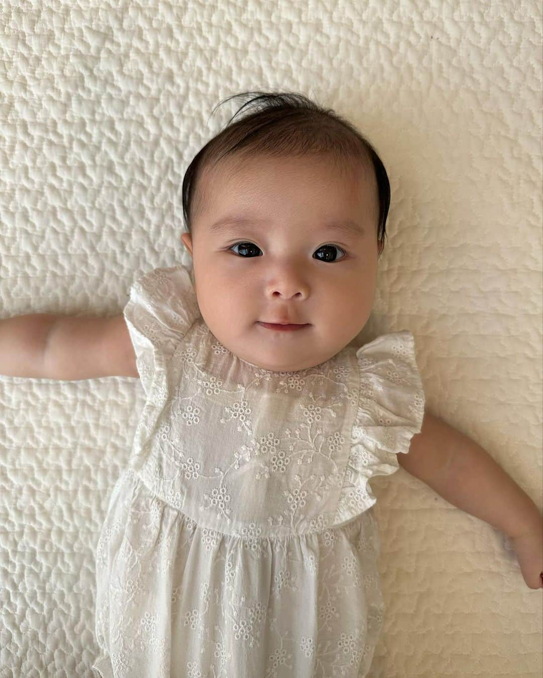 ソンイさんのインスタグラム写真 - (ソンイInstagram)「生後4ヶ月になりました👶🏻🤍 もうすぐ離乳食スタートだなんて本当に早すぎて🥹🤍 (今回も6ヶ月から始める予定🥄)  生後3ヶ月のお気に入り写真たちと記録👶🏻💕  ・寝返りマスター(生後108日) ・完ミに移行(断乳ではなく母乳出なくなる) ・ミルク150〜200ml ・よく笑う ・抱っこ寝かしつけよりもセルフねんね ・21時〜7時まで通しで寝る ・夜泣き、夜間ミルクなし ・ヨダレが大量に出るように ・パスポート発行  #生後4ヶ月 #生後3ヶ月 #第二子 #女の子ベビー」8月17日 12時01分 - sunwei1013