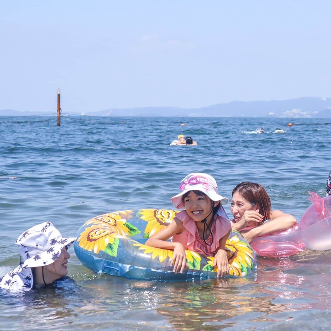 愛知県田原市のインスタグラム：「Let’s enjoy summer more! 夏を遊びつくそう♪  青い空と青い海！ 今だけの夏、 おもいっきり楽しまないともったいない！ 波でぷかぷかしてるだけで、気持ちいいよ～  #白谷海水浴場 #海水浴 #海の楽しみ #海のレジャー  * #たはら暮らし * #渥美半島#田原市#田原#伊良湖岬#伊良湖#赤羽根#渥美半島菜の花浪漫街道#サーフィン#tahara#irago#akabane#spring#surfing#田舎暮らし#日々の暮らし#休日の過ごし方#スローライフ#instagramjaran#igersjp#scenic_jp」