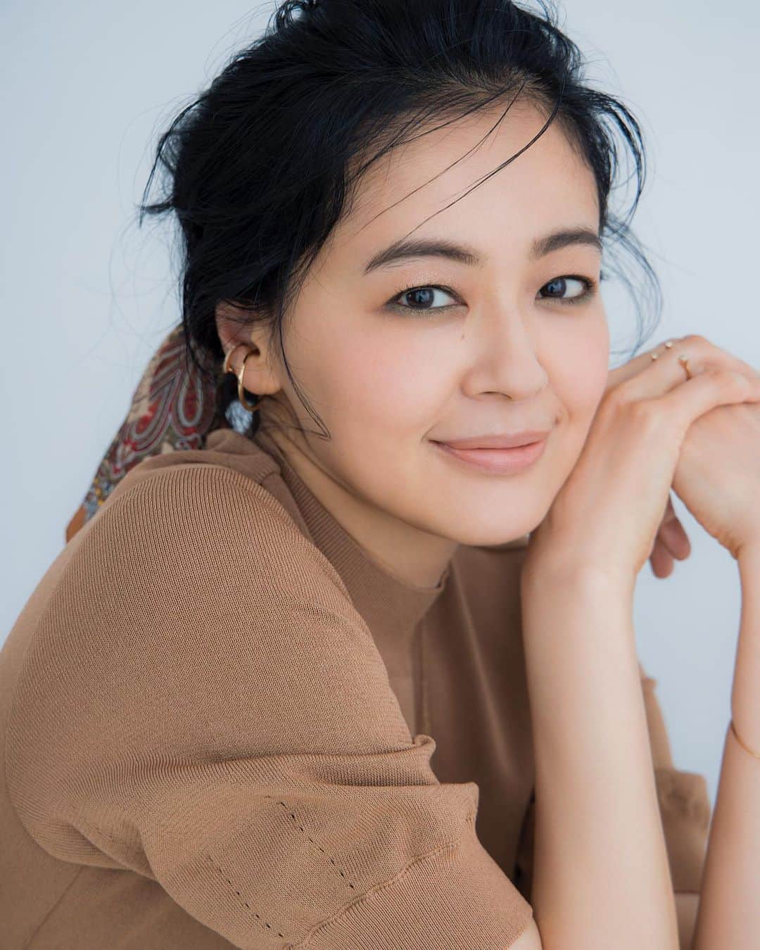 黒谷友香のインスタグラム：「皆さん、こんにちは〜😊 今日も暑いねぇ🫠 栄養と水分摂って気を付けよう‼︎  今日8/17は、2冊の雑誌が発売だよ😉  美ST10月号 創刊14周年記念号  ヘア・メイクアーティストの 千吉良恵子さんとご一緒しました✨  「大人の新秋色メーク」企画。 まず今日の写真は、ベージュの服に合う大人メイク。 黒い服、白い服とまだまだ続くからお楽しみに✨  &  『女性セブン』（小学館発行） 東京と千葉の2拠点生活を取材いただきました🗼😊🌳  是非、読んでみてね〜😉  #秋メイク#ベージュコーデ #Elura#美スト#千吉良恵子 さん#黒谷友香」