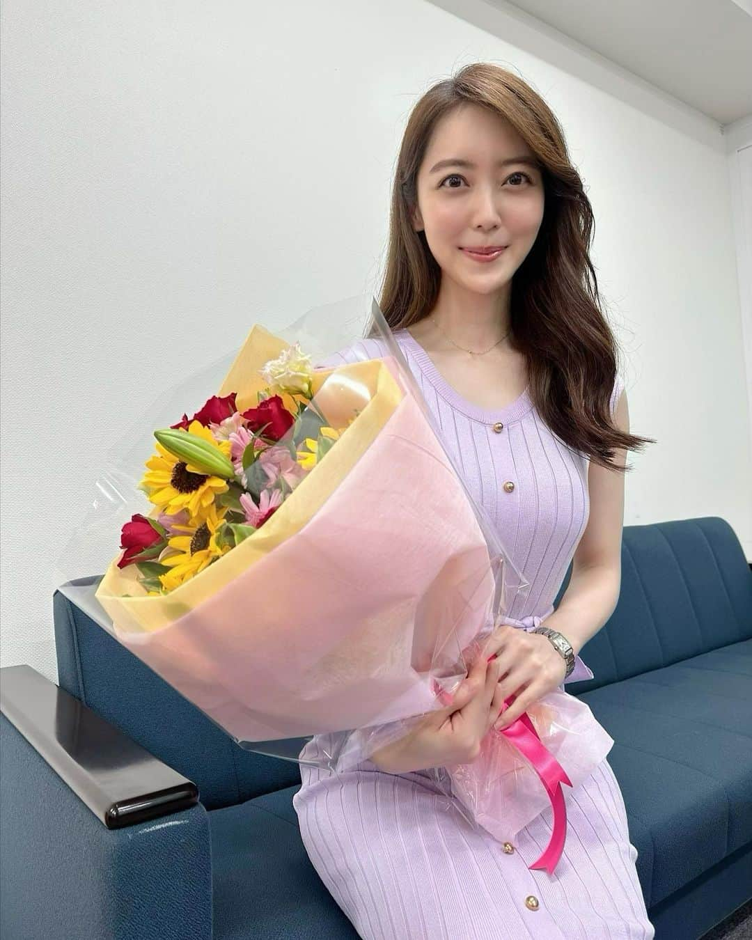 上野愛奈のインスタグラム：「💐 誕生日に、報道ライブが終わってからお花をいただきました^ ^   いつも温かいメッセージに励まされています☺️♡ 今後ともよろしくお願いいたします✨」