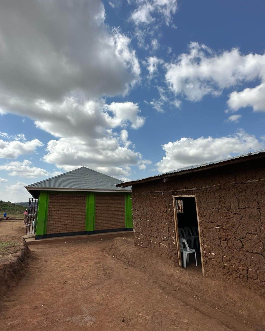 山本左近さんのインスタグラム写真 - (山本左近Instagram)「ウガンダにいる難民の数は約153万人と言われています。 通常、難民は母国に帰国する、もしくは第三国へ移っていきますが、ウガンダでは難民を自国民との融合を図る包括的な政策をとっています。  我々が訪れたウガンダ西部Kyaya Ⅱ(チャカ2)と呼ばれる難民居住区に暮らす難民は約12万人。 主にコンゴからの難民がいる地域です。  まず訪れたのはプリスクールと呼ばれる就学前教育。 3〜6 歳の子どもが初等教育への準備として通っています。 難民の皆さんは母語が英語でないため、英語や数を遊びながら学んでいました。  遊びを基盤とした学び(play-based learning)というプログラムで、例えば、走って制限時間内にカラフルなペットボトルのふたの中から特定の色を選んでカゴに入れ、誰が一番多いかを数えるゲームとか。  先生やケアギバーと呼ばれる介護者が子どもたちに積極的に楽しく学んでもらおうという工夫がたくさん見られました。  もともとは教室2つあるだけの建物が 1つだったようですが、2022 年に新しく教室2つとトイレが新設されました。 それでも、設備やトイレの数など教育環境の課題はまだまだあります。  子ども達の授業を見た後は、先生や保護者らと意見交換。  安全面、衛生面、環境整備など課題は多くあるものの、ここに通う子たちと直接入学する子達と比べて、小学校に入ってからの学びに大きな差がでること。  より多くのこどもたちを通わせたいが教師不足、給与未払いの課題などがあり人数が制限されていること。  支援がなければプログラムが止まってしまう、実際に給食の支援は止まってしまったこと等を共有いただきました。  #ウガンダ #プリスクール #難民 #教育 #支援 #セーブザチルドレン #ecw」8月17日 12時24分 - sakon_yamamoto
