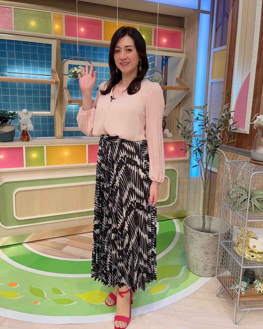 野々村友紀子のインスタグラム：「名古屋でーす  【ゴゴスマ】木曜日です✨ 見てくださいねー  写真は先週と先々週のゴゴスマのお洋服👗  白と黒の柄スカートがステキ🖤🤍↓ ブラウスとスカート　@cerchi_accesso  イヤリング　 @abiste_official   グラデーションのスカートがかき氷みたいで好き💚🩵↓ トップスとスカート　@lemelange_official  ネックレス　 @abiste_official」
