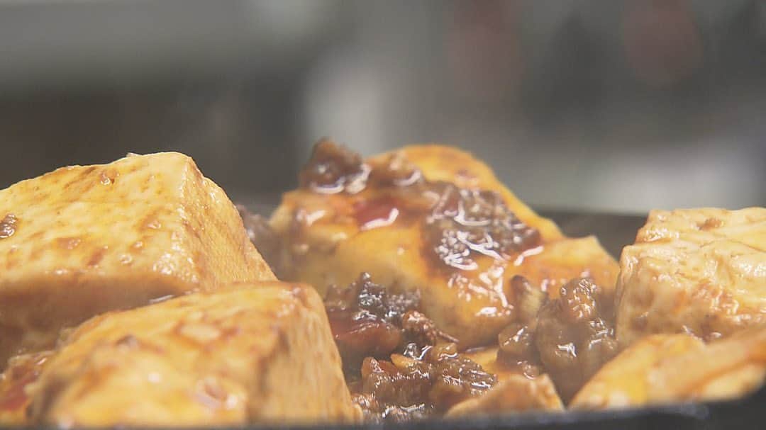 KHBアナウンス部さんのインスタグラム写真 - (KHBアナウンス部Instagram)「松本龍です。 私がナレーションを担当している五感グルメ！ 今日は仙台銀座にある「大衆中華ちんまや」の鉄鍋麻婆豆腐です。 暑い今年の夏にぴったりな熱々料理！ ビールとの相性も抜群です！ 今日もぜひご覧ください♪  #五感グルメ　#チャージ　#仙台　#仙台銀座　#ちんまや　#鉄鍋麻婆豆腐」8月17日 12時27分 - khb_announcer