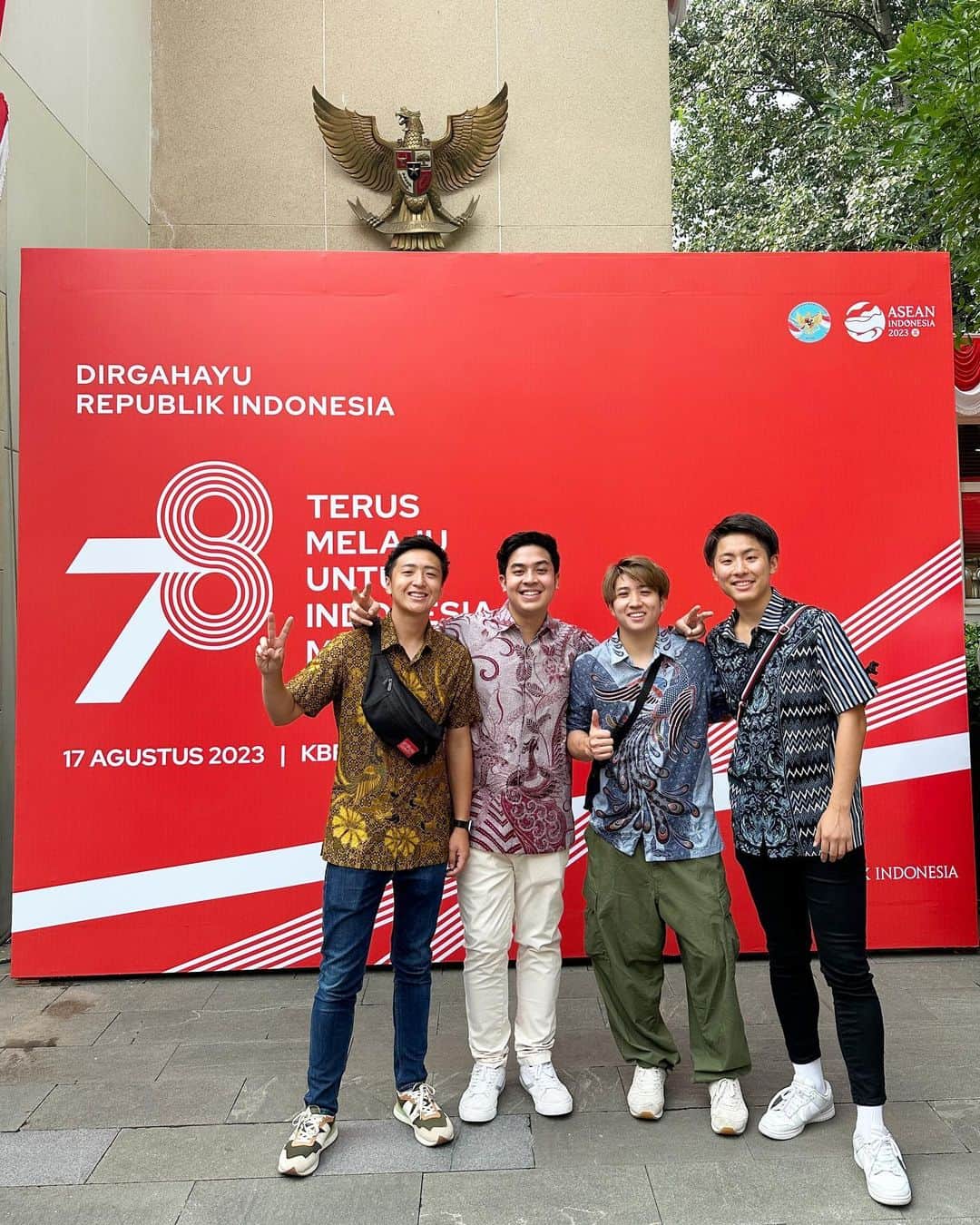 大塚稜馬のインスタグラム：「Hari ini ikut upacara bendera dan merayakan hari kemerdekaan Indonesia yang ke -[(17-19)x45]-8(1/sin(45))^2-tan(45)-(17-8+19+45-78) di Kedutaan Besar Republik Indonesia di Beijing!!😆  Di manapun kita berada, sejauh apapun kita pergi, jangan lupakan tanah air kita, Indonesia. Semoga Indonesia bisa semakin jaya dan merdeka dari segala bentuk kecurangan dan penyelewengan. MERDEKAA!!! 🙌🏻」
