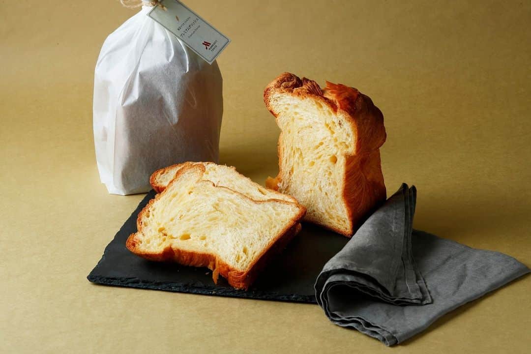 東京マリオットホテルのインスタグラム：「ホテルメイドの食パンで、いつもの朝食をちょっぴりリッチに― ペストリー&ベーカリー GGCo.ではホテルオリジナルのプレミアムデニッシュ食パンが好評販売中🍞ラヴィエットバターと蘭王たまごを使い、芳醇なバターと小麦の香りが感じられる一品です✨まずは焼かずにパンそのものの味をご堪能ください😉  お電話にてお取り置きのご予約も承っております☺️ お問い合わせはこちらから📞03-5488-3929  Share your own images with us by tagging @tokyomarriott @tokyomarriott をつけてご投稿ください！公式アカウントからご紹介させていただく事があります。」