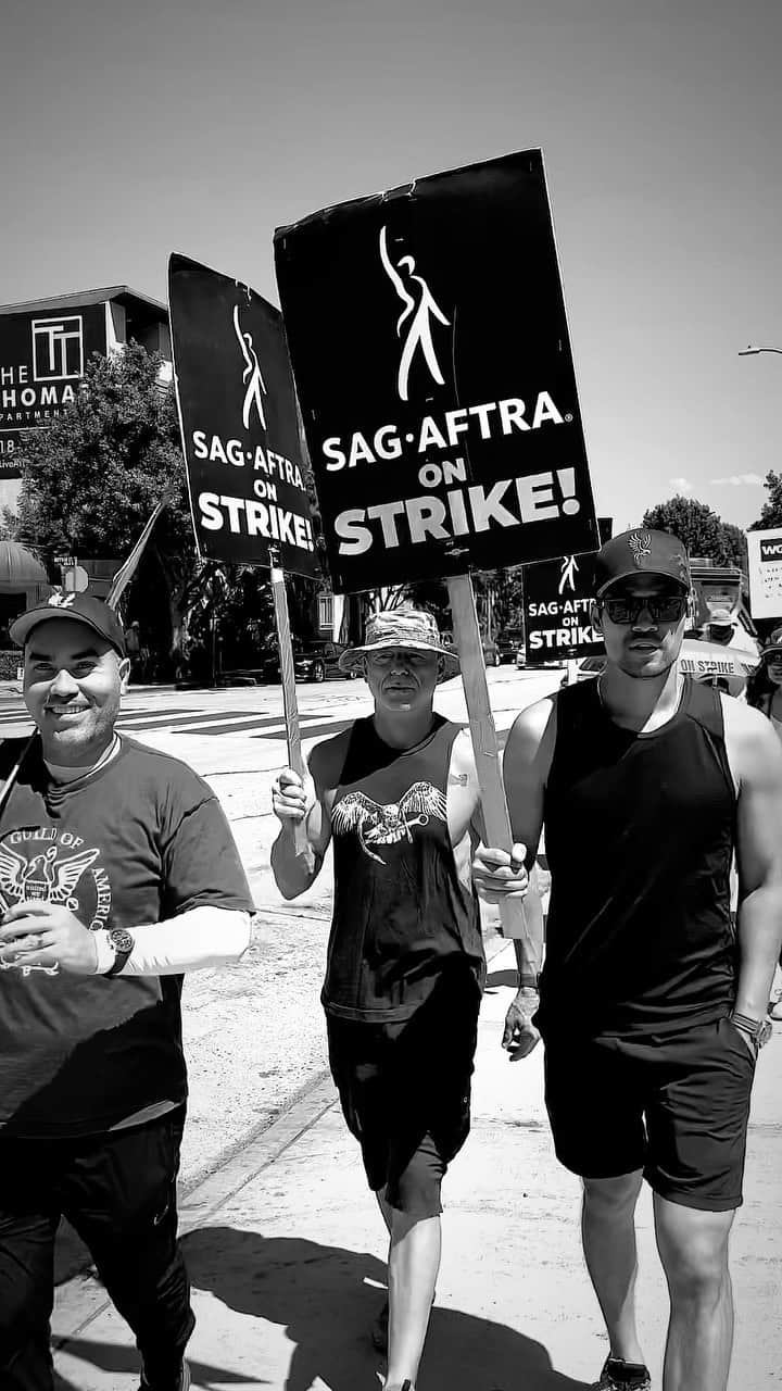 シェマー・ムーアのインスタグラム：「SWAT on STRIKE 💥🪧🤝  #SAGAFTRAstrong #WGAstrong #rollswat」