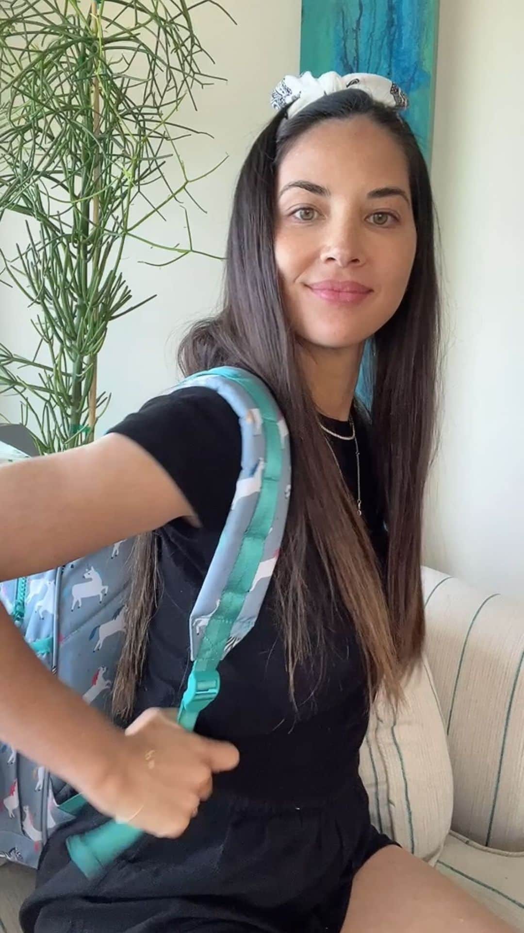 オリヴィア・マンのインスタグラム：「I’m so proud of the work @baby2baby is doing to provide basic essentials to over one million children living in poverty across the country. Thank you @crateandkids for stepping up this back to school season and supporting the students Baby2Baby serves with backpacks, school supplies and everything they need to succeed in the classroom. This zebra unicorn backpack packed full of stuff is the cutest. 🦓 🦄」