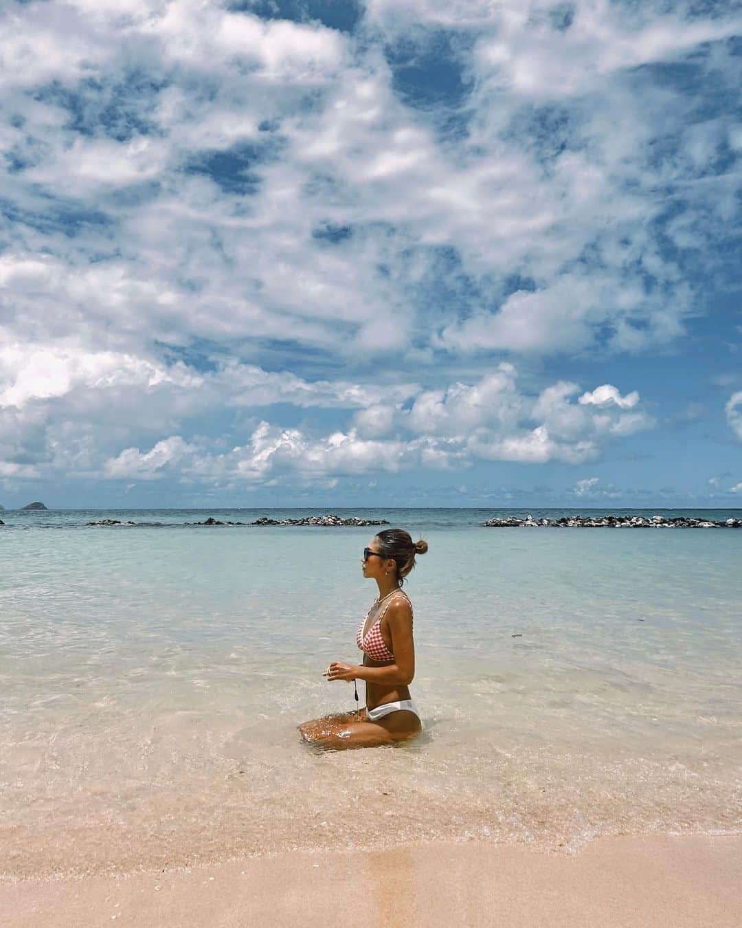 今井華さんのインスタグラム写真 - (今井華Instagram)「Beach day⛱️  毎朝のコーヒーとブルーベリースコーン🍪 海上がりはビール🍺💕 @pioneersaloonhawaii でテイクアウトご飯🫶🏾  こちらではハンナです👱🏿‍♀️(毎回ハナが伝わらない)」8月17日 18時00分 - imaihana