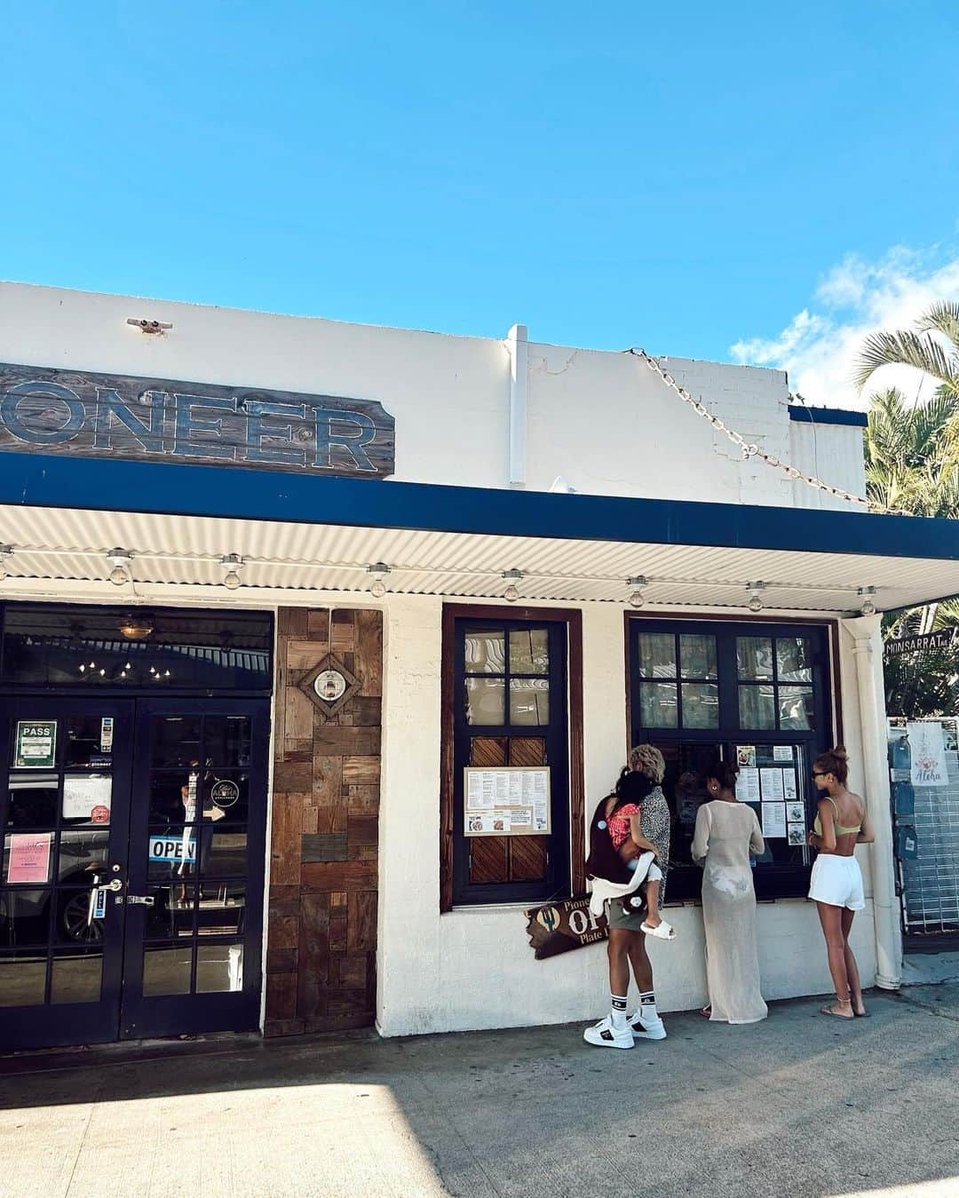 今井華さんのインスタグラム写真 - (今井華Instagram)「Beach day⛱️  毎朝のコーヒーとブルーベリースコーン🍪 海上がりはビール🍺💕 @pioneersaloonhawaii でテイクアウトご飯🫶🏾  こちらではハンナです👱🏿‍♀️(毎回ハナが伝わらない)」8月17日 18時00分 - imaihana