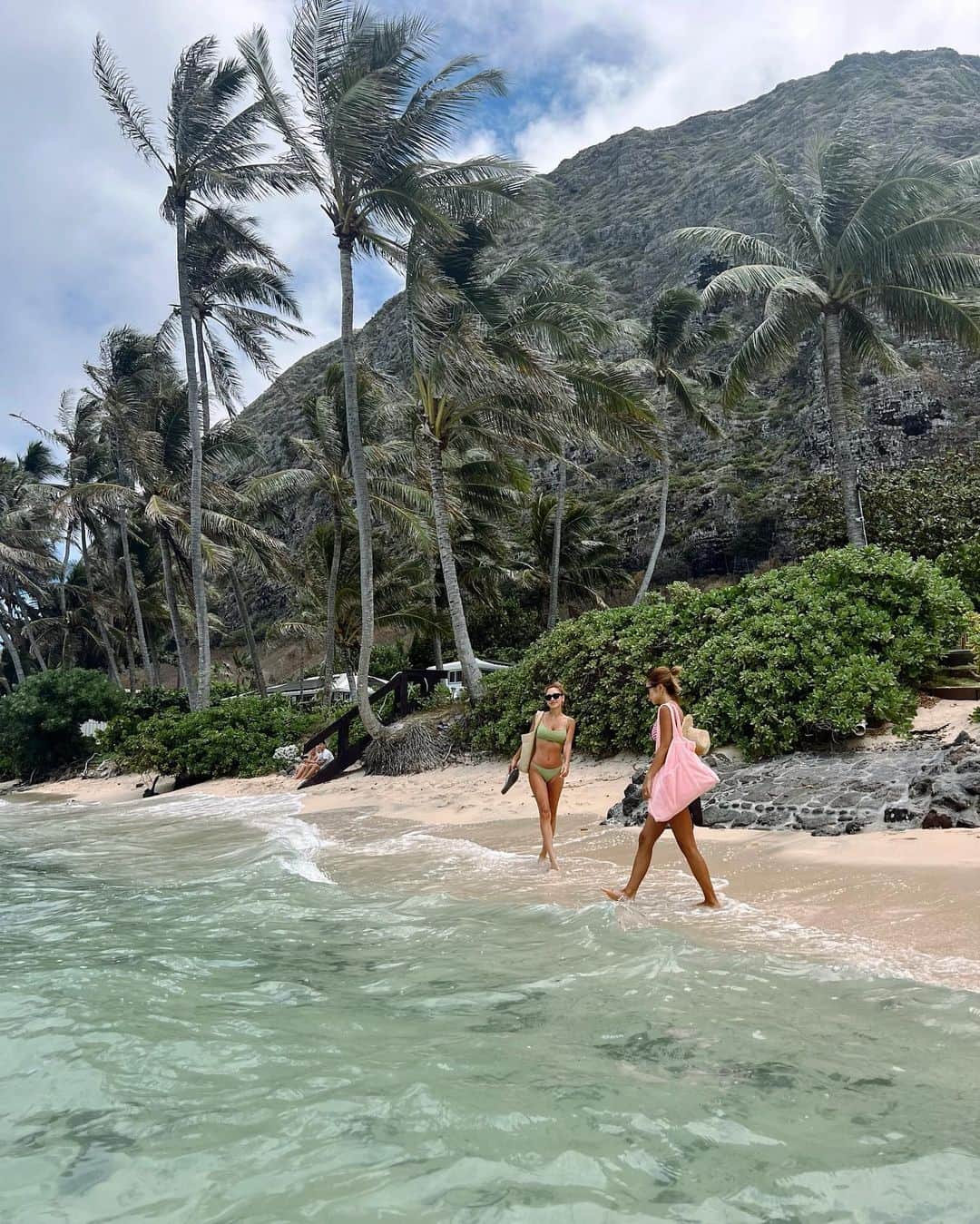 今井華さんのインスタグラム写真 - (今井華Instagram)「Beach day⛱️  毎朝のコーヒーとブルーベリースコーン🍪 海上がりはビール🍺💕 @pioneersaloonhawaii でテイクアウトご飯🫶🏾  こちらではハンナです👱🏿‍♀️(毎回ハナが伝わらない)」8月17日 18時00分 - imaihana