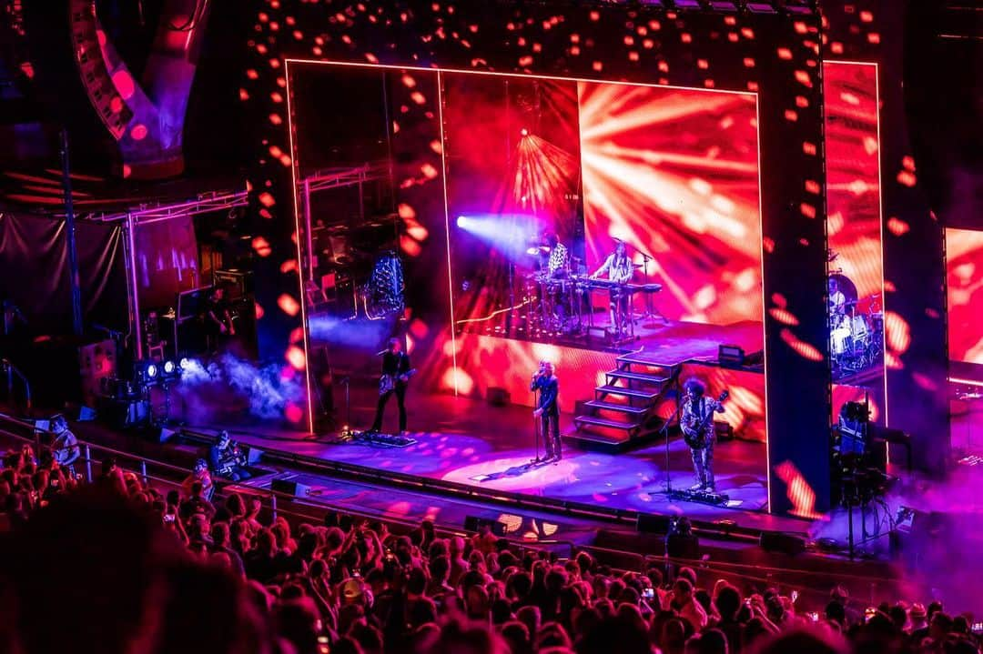 Beckさんのインスタグラム写真 - (BeckInstagram)「Scenes from Red Rocks Night One! 💥 Remaining tickets for night two at the link in bio.  4:30pm  Doors Open 5:45pm  @sirchloe  6:25pm  @jbrekkie  7:40pm  @wearephoenix 9:30pm  #BECK   Photos by @marktepsicphoto / @alivecoverage」8月17日 4時00分 - beck