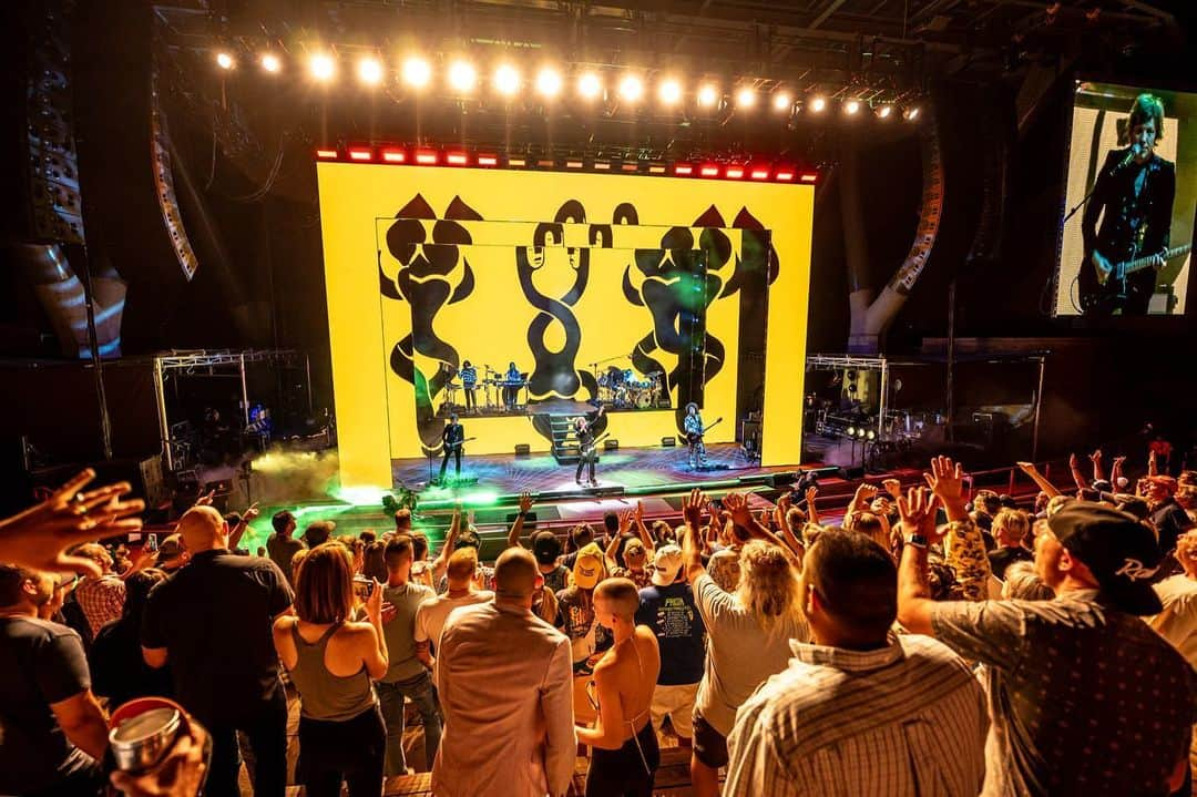 Beckのインスタグラム：「Scenes from Red Rocks Night One! 💥 Remaining tickets for night two at the link in bio.  4:30pm  Doors Open 5:45pm  @sirchloe  6:25pm  @jbrekkie  7:40pm  @wearephoenix 9:30pm  #BECK   Photos by @marktepsicphoto / @alivecoverage」