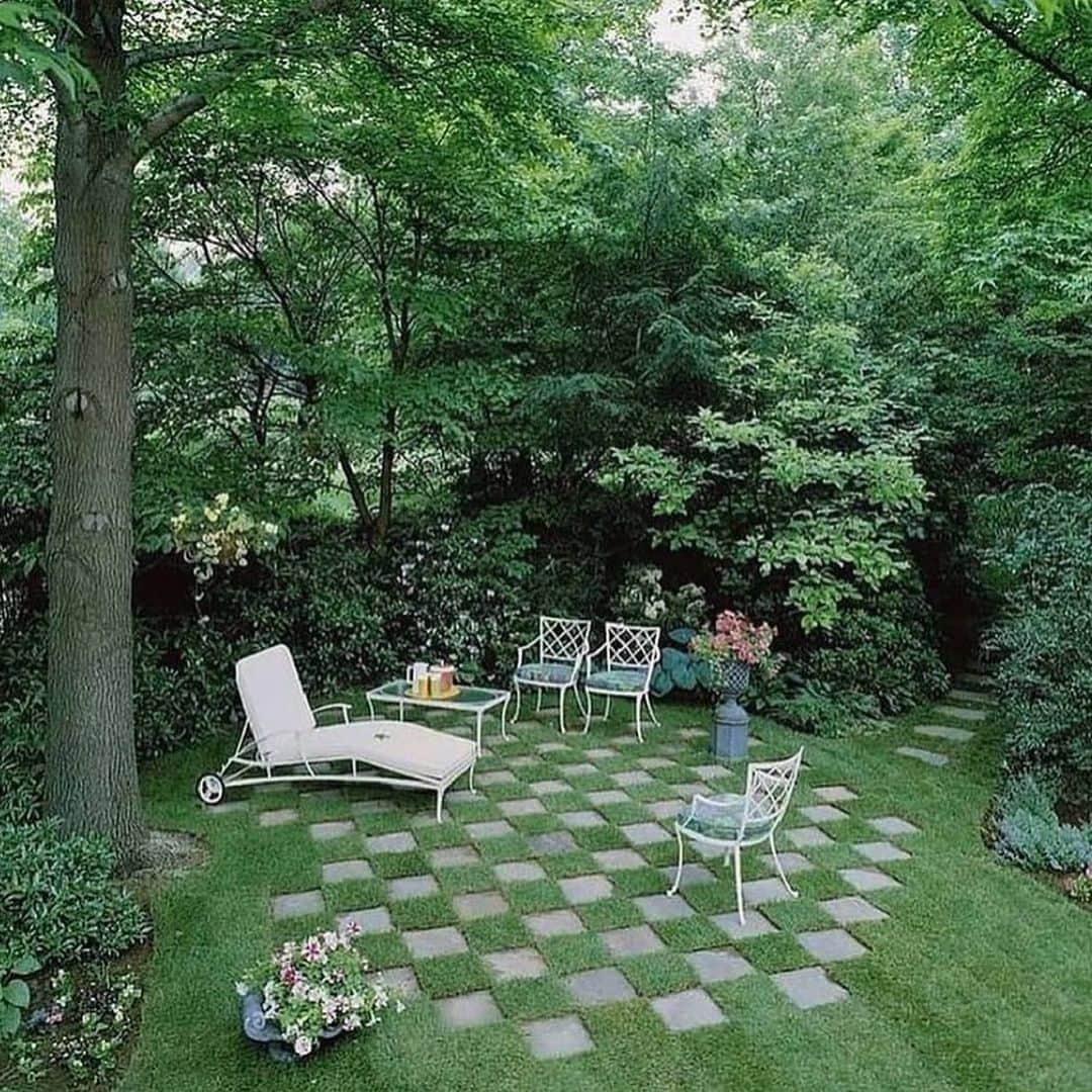 Meganのインスタグラム：「Perfect 🌿 via 〰️ @folia_folia via 〰️ @torimellott  . . . . #garden #checkerboard #gardendesign」