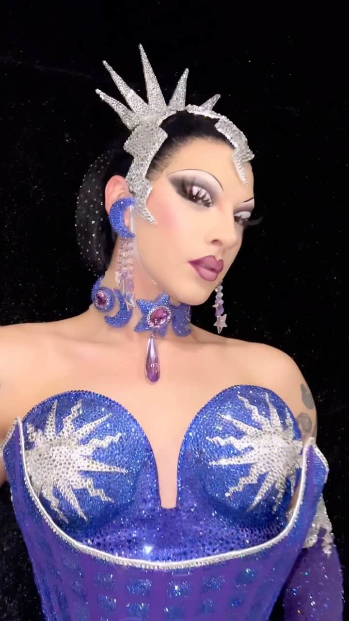 ヴァイオレット・チャチキのインスタグラム：「You could never 💜  Blue Violet crystals @crystalsbypreciosa x @discodaddystudio」
