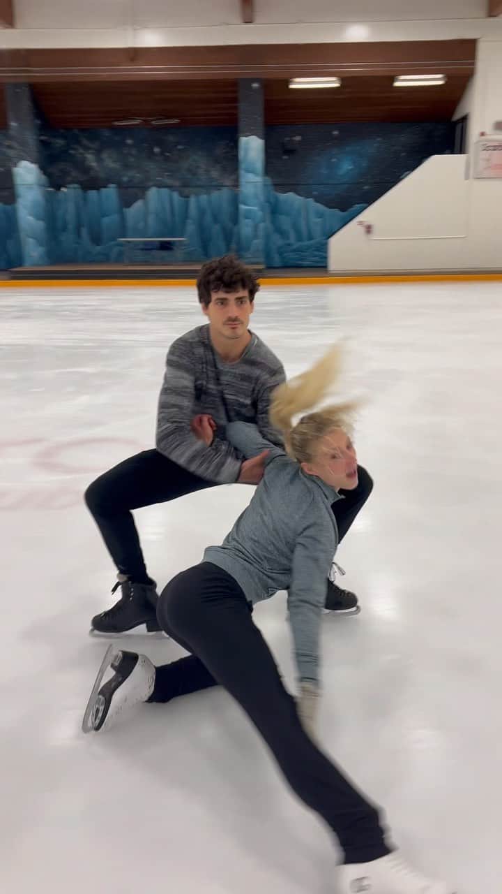 パイパー・ギレスのインスタグラム：「Working on some choreography 😎 - - - Movement by @alexcrenian  - - - #skating #figureskating #icedance #iceskating #teamcanada #skatecanada #choreography #wednesdayvibes #reels #offseasontraining」