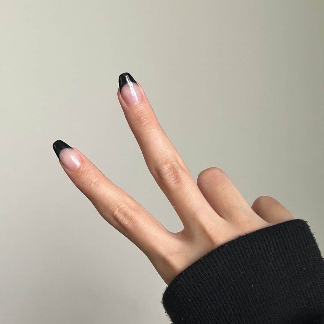 菊川リサさんのインスタグラム写真 - (菊川リサInstagram)「these nails are so simple and stylish🖤」8月17日 4時29分 - lisa_kikukawa