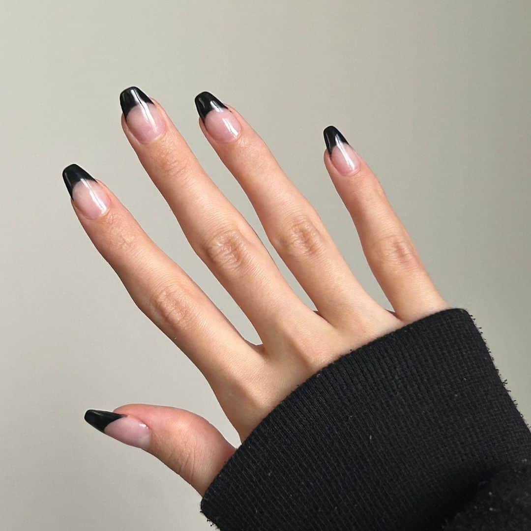 菊川リサのインスタグラム：「these nails are so simple and stylish🖤」