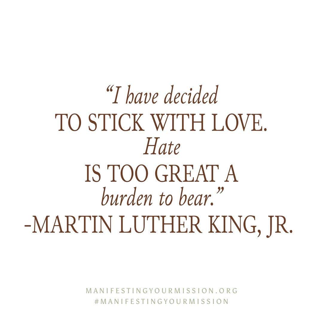 ブリアンナ・ブラウンのインスタグラム：「I 🤎 this quote and here is why… ⠀⠀⠀⠀⠀⠀⠀⠀⠀ Every moment, we are either choosing to love or withhold love. From ourselves, others, the world. MLK was such a beautiful leader shining light on this message.  ⠀⠀⠀⠀⠀⠀⠀⠀⠀ Today, how can you choose to love life and others more fully?  ⠀⠀⠀⠀⠀⠀⠀⠀⠀ 🤎」