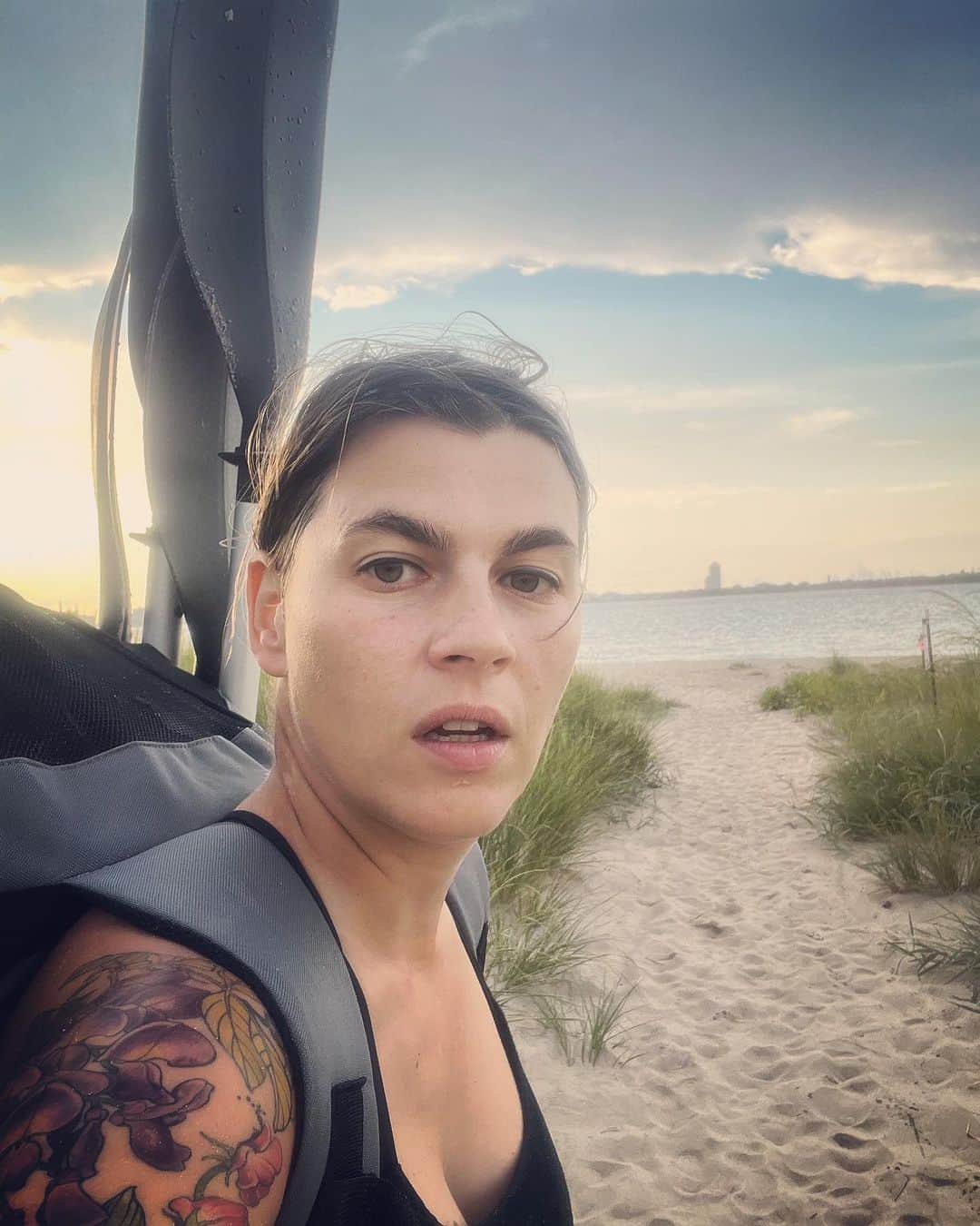 カーキ・キングのインスタグラム：「Here is my post to say I have a LOT of dates coming up in the fall and you should check them out. And I also figured out how to hike to secret NYC beaches with an inflatable kayak and go bird watching in Jamaica Bay. Life is good see y'all soon.」