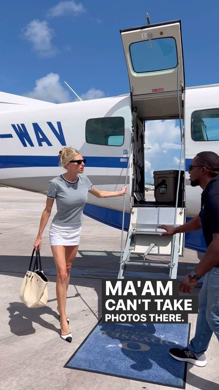 シャーロット・マッキニーのインスタグラム：「When a influencer sees any kind of private aircraft that they definitely don’t own 🫣✈️」