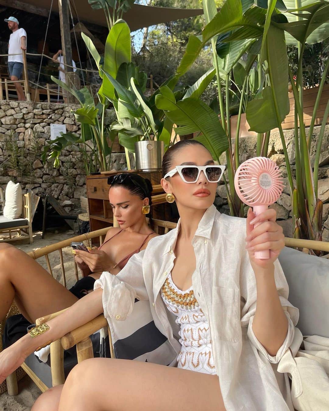 SELF PORTRAITさんのインスタグラム写真 - (SELF PORTRAITInstagram)「Han Chong and Sienna Miller gather friends and family for a summer lunch in Ibiza.」8月17日 5時32分 - mrselfportrait