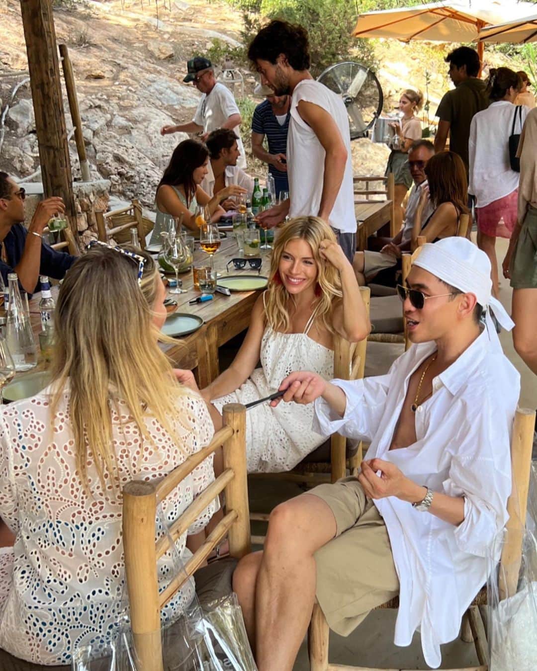 SELF PORTRAITさんのインスタグラム写真 - (SELF PORTRAITInstagram)「Han Chong and Sienna Miller gather friends and family for a summer lunch in Ibiza.」8月17日 5時32分 - mrselfportrait