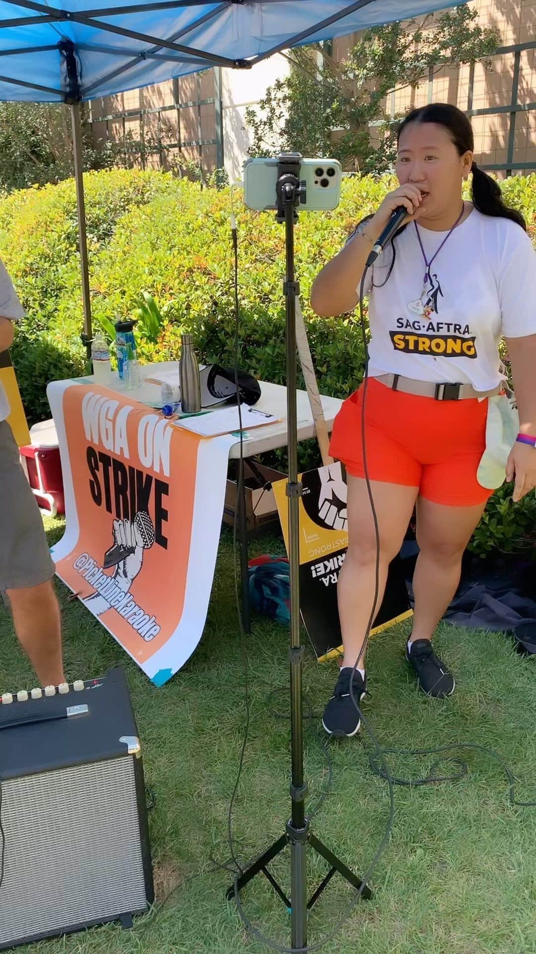 藤井美穂のインスタグラム：「Picket Karaoke!  #wgastrong #sagaftrastrong @picketlinekaraoke」