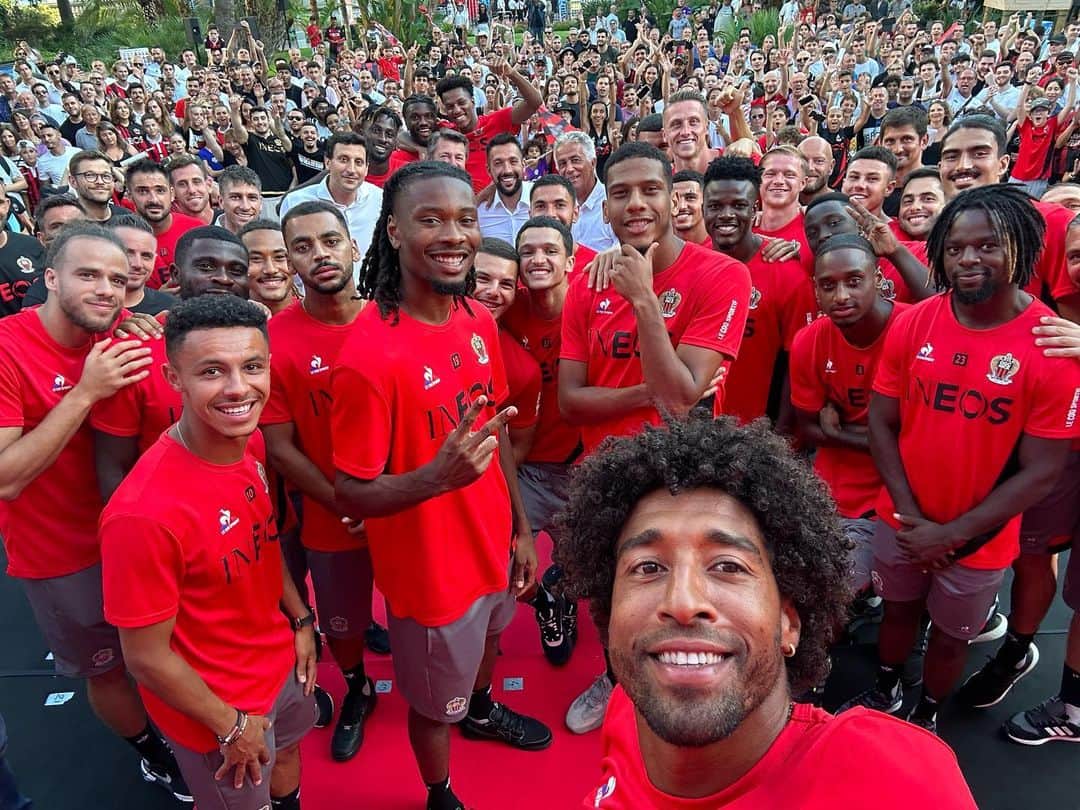 ダンテ・ボンフィム・コスタ・サントスのインスタグラム：「Présentation de la Famille ❤️🖤🙏🏾🙌🏽🤩」