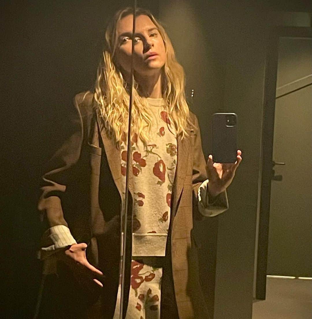ブリット・マーリングのインスタグラム：「third eye ;) marta ❣️ @babaa  + edvard munch taking selfie 1930」