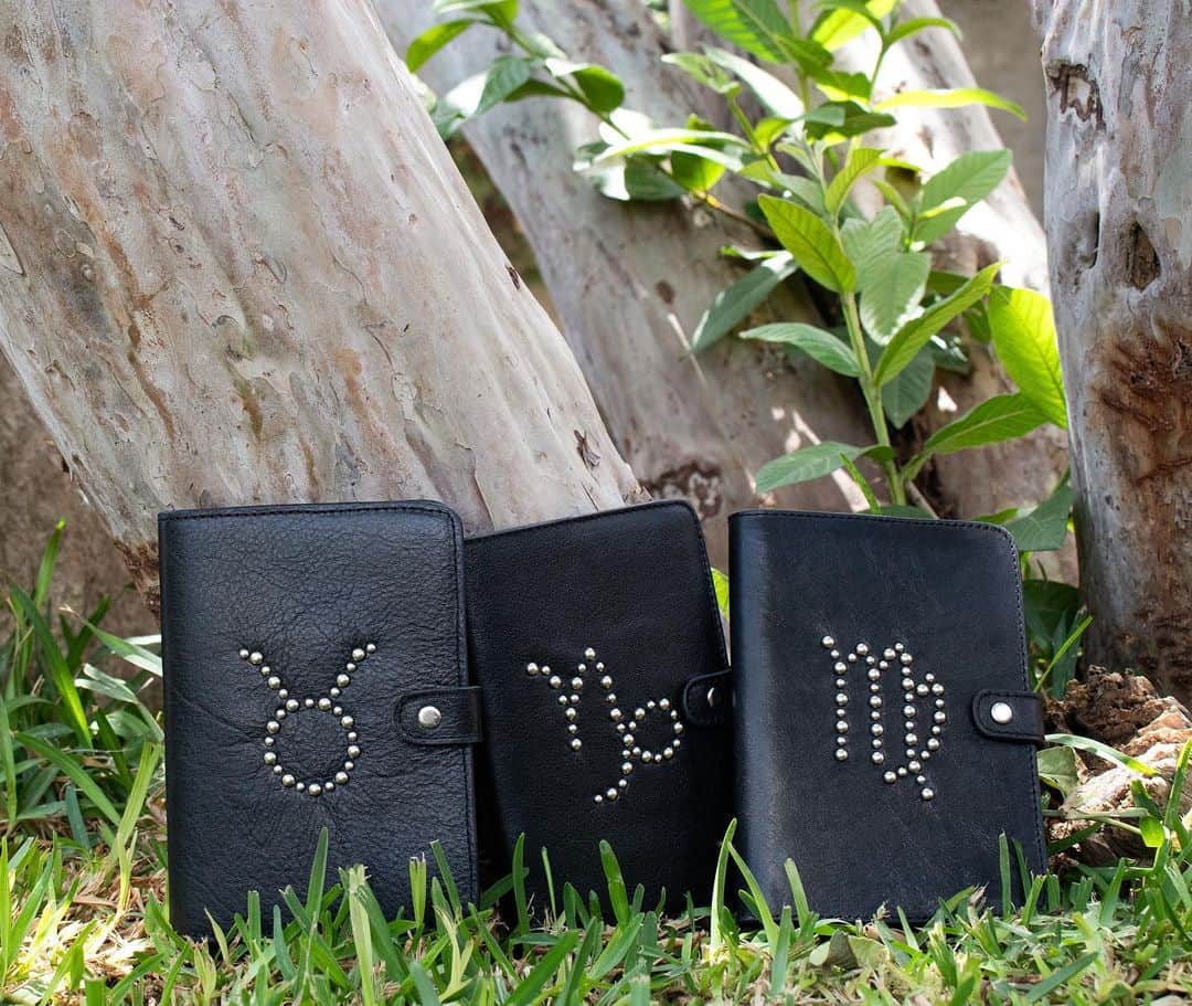 のインスタグラム：「Elevate Your Writing Experience! Introducing Our Leather Zodiac Signs Notebooks ♉️  Each notebook is a canvas for your thoughts, dreams, & aspirations✨  Adorned with the exquisite details of the zodiac signs, Hand-studded in solid nickel art.  #zodiacsigns #zodiacnotebooks #astrologyjournals #zodiacwisdom #astrologylovers #zodiacdiaries #zodiacvibes #zodiacart #zodiacaesthetics #cosmicconnections」