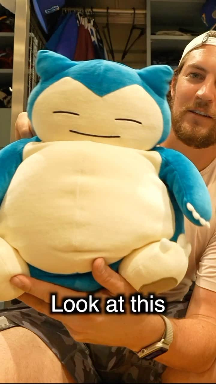 トレバー・バウアーのインスタグラム：「Someone Sent Me A @esim3400 Doll! #jabroni #snorlax #baseball #unboxing」