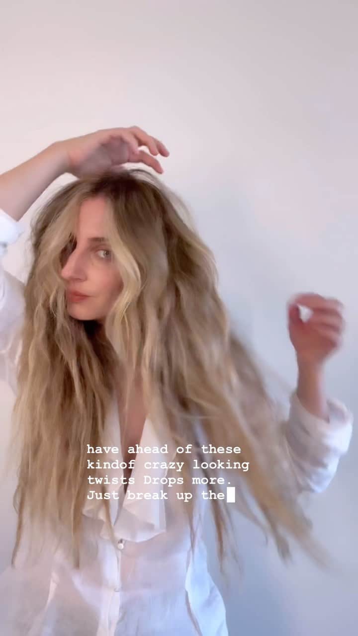 マラ・ロザックのインスタグラム：「WILD Waves. I think I love you!」