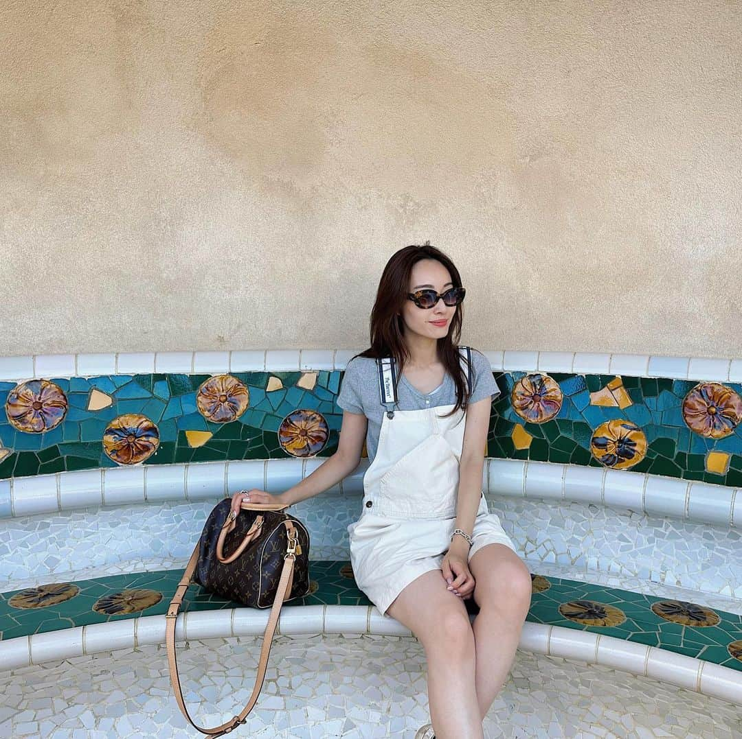 小祝麻里亜のインスタグラム：「Barcelona, Spain 🇪🇸 Park Guell🦎🥘  ＿＿＿＿＿＿＿＿＿ #スペイン #スペイン旅行 #バルセロナ  #Barcelona #2023travel #guellpark #gaudí #グエル公園 #여행일기 #여행스타그램 #여행스냅 #바르셀로나 #스페인」