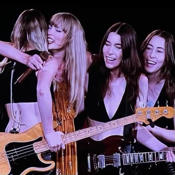 ハイムさんのインスタグラム写真 - (ハイムInstagram)「crying one week since our last eras show.. thank you @taylorswift for the best 3 weeks! we. will. NEVER. forget it. see you guys in LONDON next!!!」8月17日 6時15分 - haimtheband