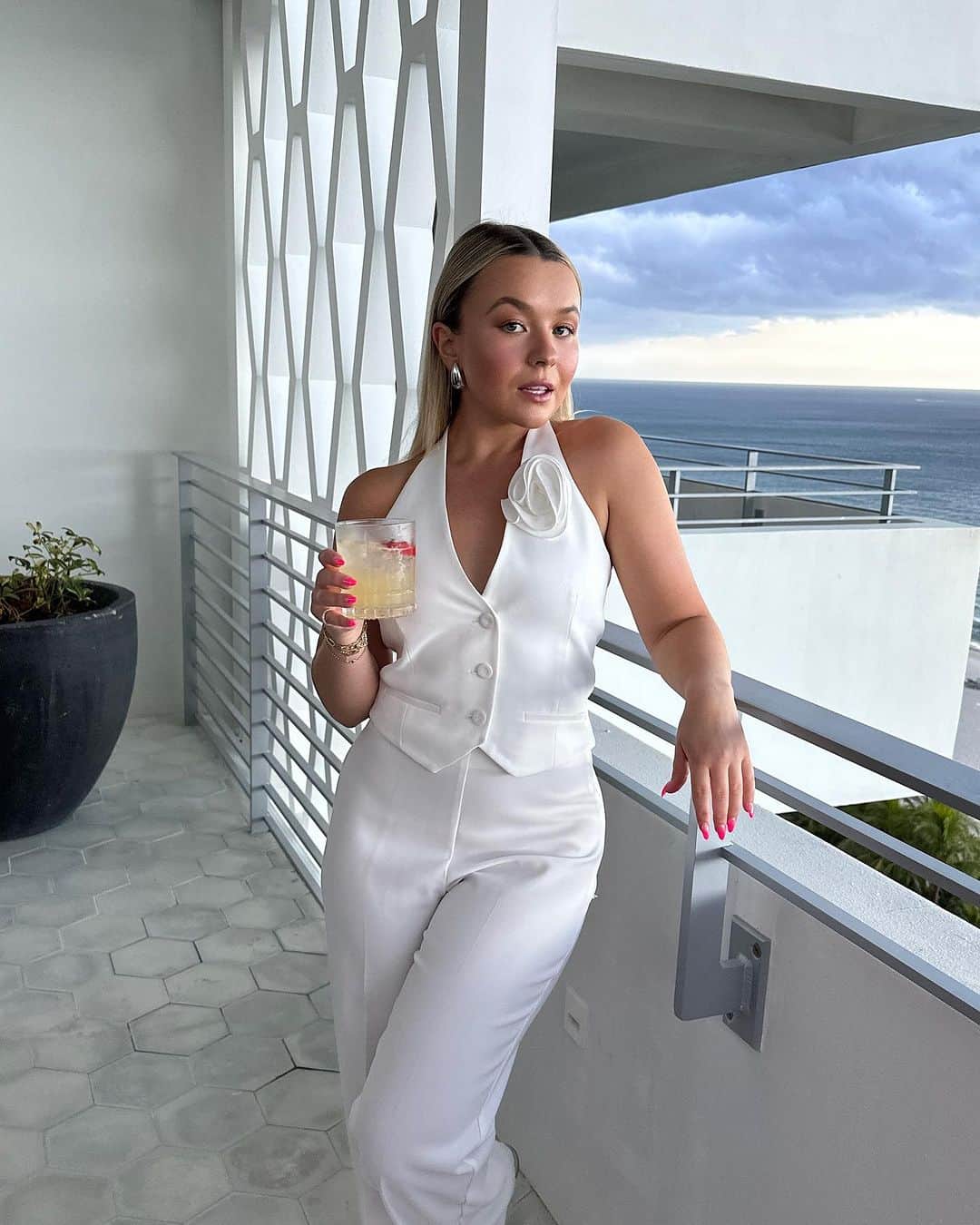 トーリ・ウェブスターのインスタグラム：「#Torchella wrap up report 👩🏼‍💻   (the final slide will go down as a top 10 moment of my life)!!!💞🍾💸🥹」