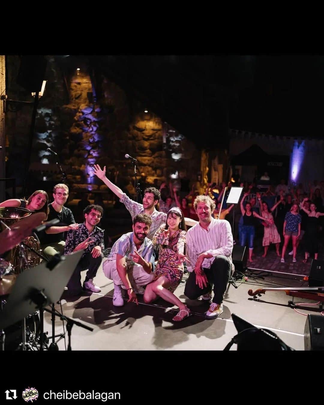 のインスタグラム：「Klezmer im schloss! お城での野外ステージ最高でした🏰🥳  #Repost @cheibebalagan ・・・ Thanks for having us Klassik im Schloss! What a great first edition😎 Summer, awesome audience and a killer team of hosts. Rinse and repeat! . . . . 📷 @oceansandlemons @klassik.im.schloss . #klassikimschloss #cheibebalagan #klezmer #worldmusic #openair #festival #yiddish #folk」