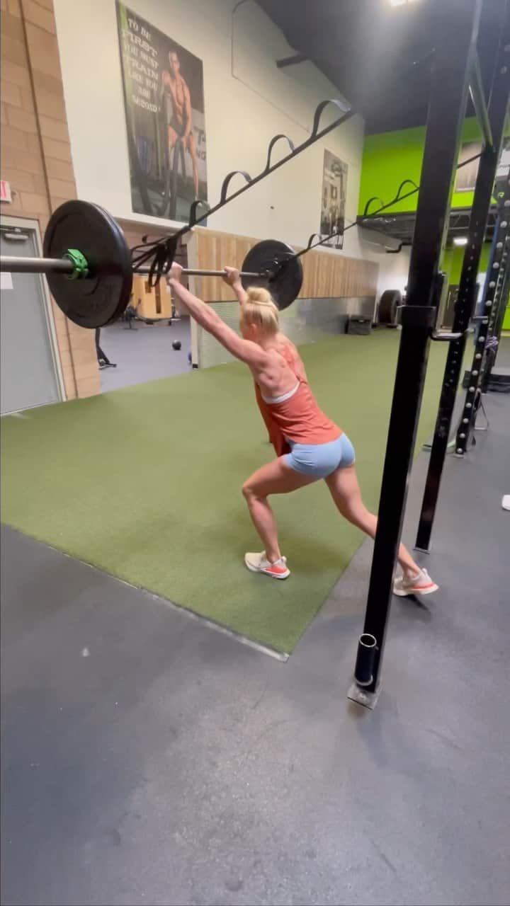 ホリー・ホルムのインスタグラム：「Breakin a sweat @teamturningpoint 🙂」