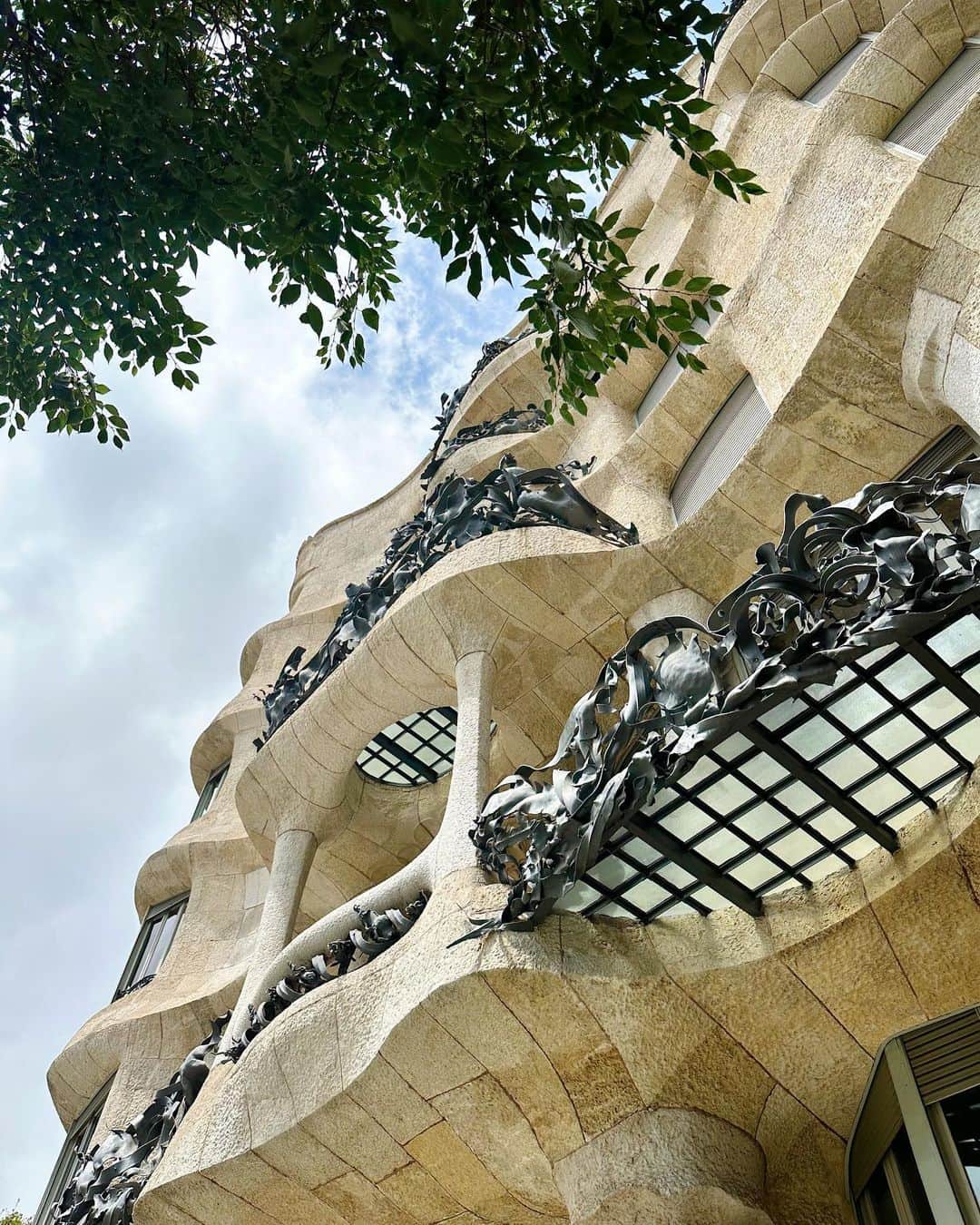 小祝麻里亜さんのインスタグラム写真 - (小祝麻里亜Instagram)「Barcelona, Spain 🇪🇸  Casa Batlló, Casa Milà🏰Picasso museum🎨  ＿＿＿＿＿＿＿＿＿ #スペイン #スペイン旅行 #バルセロナ  #Barcelona #2023travel #Gaudí #カサバトリョ #カサミラ #ピカソ美術館 #CasaBatlló #CasaMilà #Picassomuseum #여행일기 #여행스타그램 #여행스냅 #바르셀로나 #스페인」8月17日 6時43分 - maria_koiwai