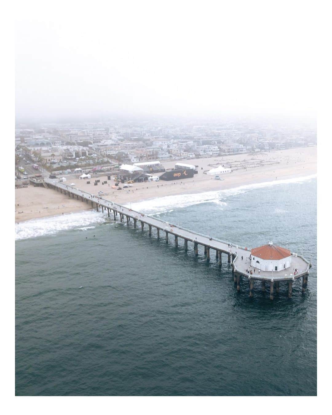 Pete Halvorsenのインスタグラム：「Fogust is upon us…hope to see you out there on the south side this weekend at the @avpbeach Manhattan Beach Open…it’s like “6 Man”…but there are only 2 of them, and it’s men and women and they are pros who don’t wear costumes…so nothing like 6 Man except they use a volleyball in the same location.   #PierPressure」