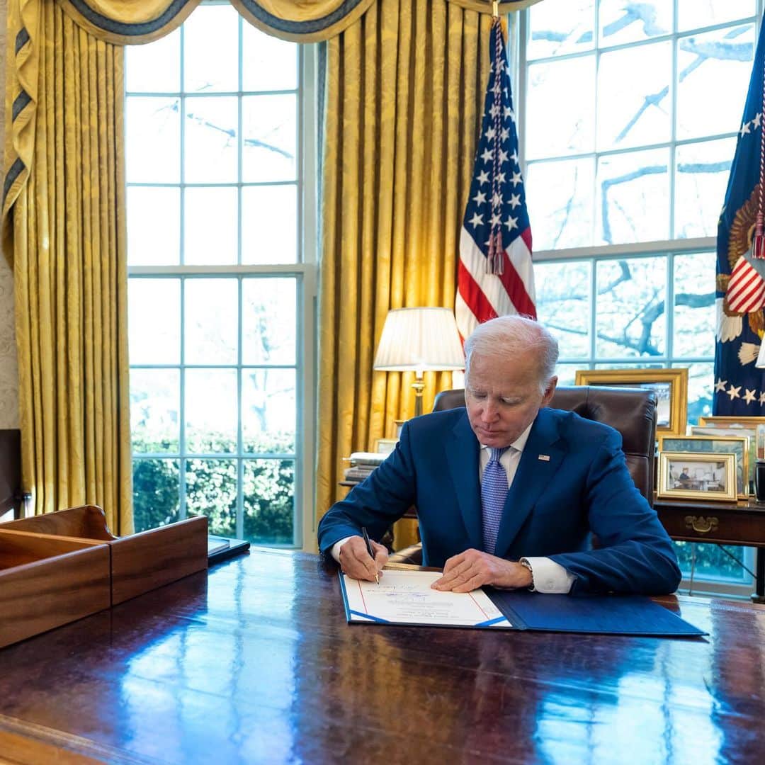 Barack Obamaのインスタグラム：「It’s now been one year since @POTUS signed the Inflation Reduction Act into law—lowering health care costs for families and investing in our future by accelerating the transition to clean energy.  Today, the Inflation Reduction Act is already making a difference. First, it helped strengthen the Affordable Care Act by capping the cost of insulin at $35 a month for millions of seniors and saving nearly 15 million people hundreds of dollars a year on their health insurance premiums.   The Inflation Reduction Act is also helping drive a boom in American clean energy manufacturing. Businesses have announced more than 270 new clean energy projects in the last year alone—creating more than 170,000 jobs in 44 states. And more local investments are being announced every day.   This matters. The heatwaves in the Southwest, the floods in the Northeast, and the devastating wildfires we’ve seen across the country and in my home state of Hawai’i are all reminders that the climate crisis is here. By 2030, the Inflation Reduction Act could help cut carbon pollution by 41 percent from peak levels—potentially saving thousands of lives every year.  Joe Biden and Kamala Harris are working every day to deliver a better future and grow the middle class—and the Inflation Reduction Act is an example of the groundbreaking investments they’ve made since taking office. Here’s to another historic year.」
