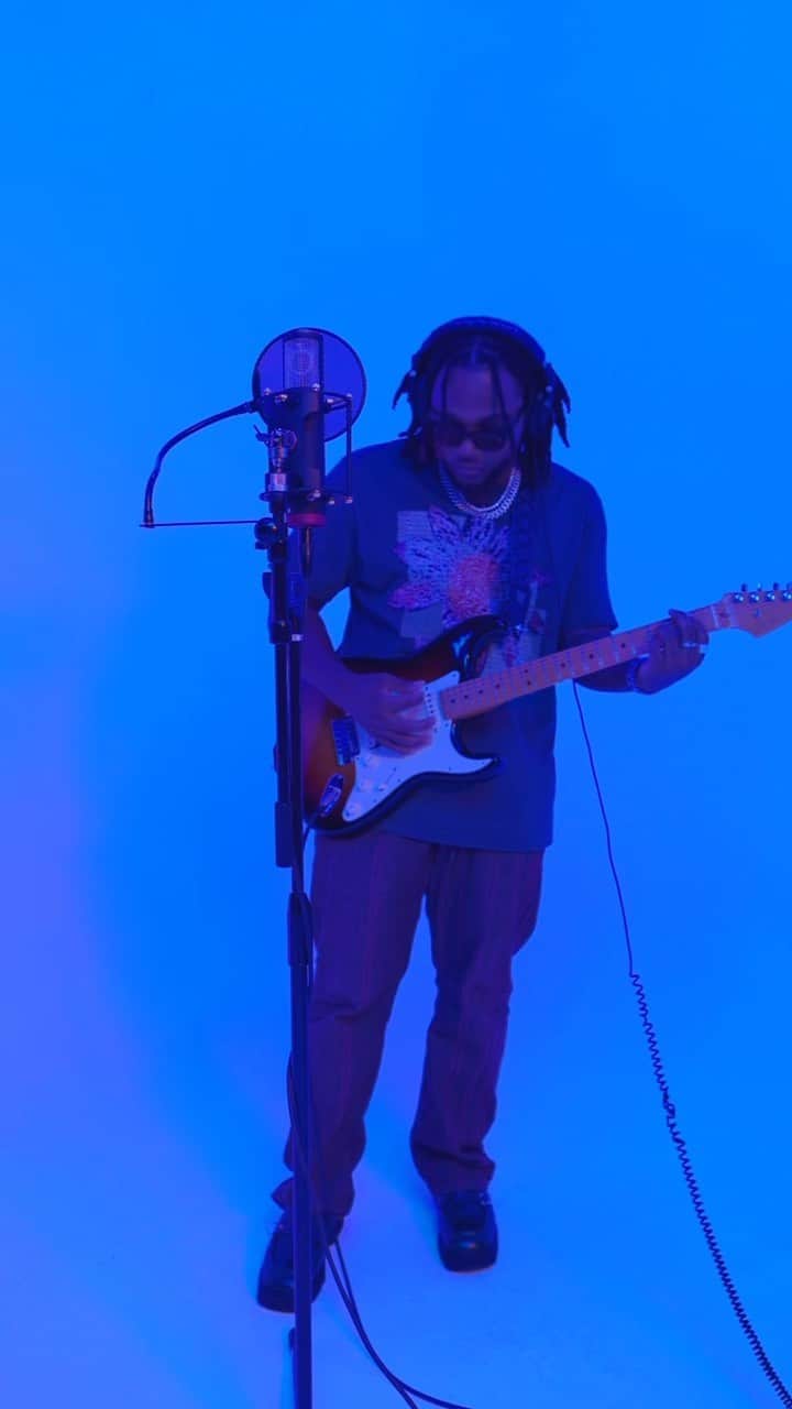 レオン・トーマス3世のインスタグラム：「I’m so excited that we are about to cross that finish line for the drop of my debut album “Electric Dusk”! I want to thank everybody who was involved in the making of this album, I am forever grateful! Peep this live cover of X-Rated!」