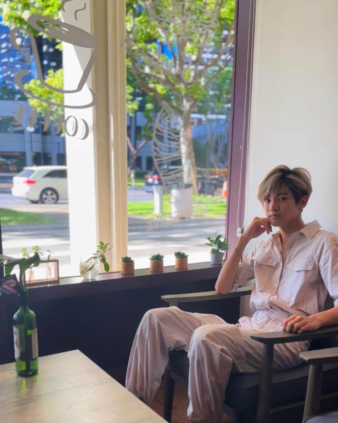高澤笑大郎のインスタグラム：「コーヒータイム☕️🤎 @kakaakocafe   (コーヒー苦くて飲めないけど笑) @kakaakocafe のプランテーションアイスティー美味しかったです :)  Anybody had food/drinks at @kakaakocafe before? They have delicious food there. I love the pastrami sandwich, salmon salad, and more! 🥗🥪☕️🥤  #Crossingrain #XR #xr #boyband #Hawaii #Oahu #Aloha #Music #Japan #Honolulu #Hilo #Kpop #Jpop #rap #singing #dance #have #courage #and #be #kind #ありのまま」