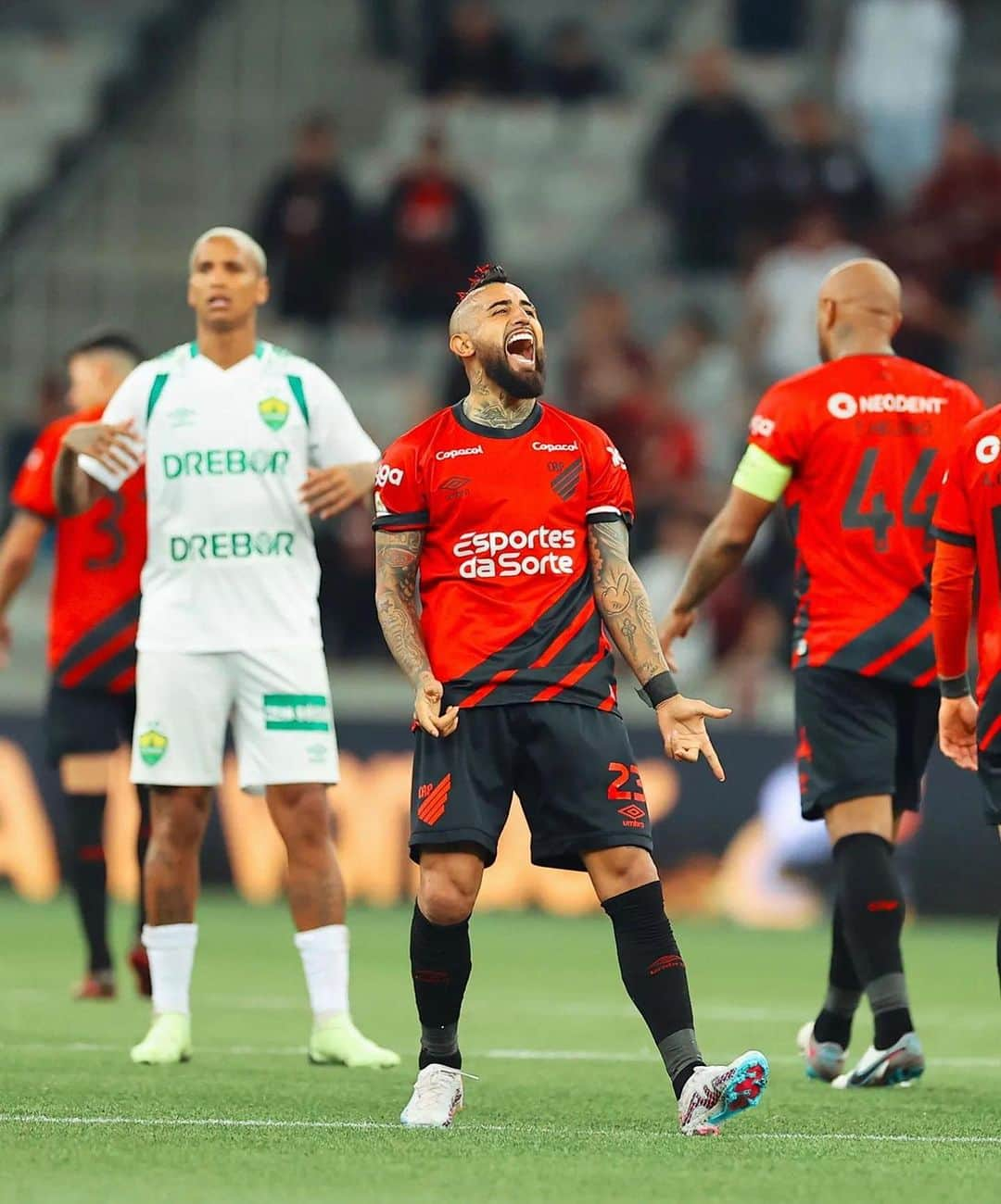 アルトゥーロ・ビダルのインスタグラム：「Gran triunfo equipo, ahora nos quedan 19 finales por delante y este es el camino… vamos @athleticoparanaense ❤️🖤🌪️💪🏾⚽️ (era gol siiii)」