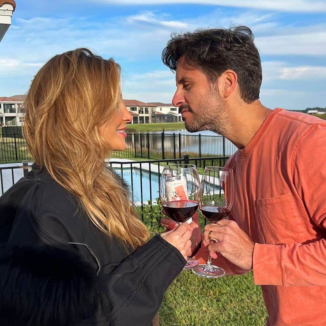 Claudia Leitteのインスタグラム：「Dia dos Solteiros foi ontem, mas hoje já está liberado brindar com o mozão! 🍷🥰  Quem vai ser o @ que vai beber @artsevinhos com você hoje. 👇🏼  *Beba com moderação  #ARTSE #BebaComModeracao」