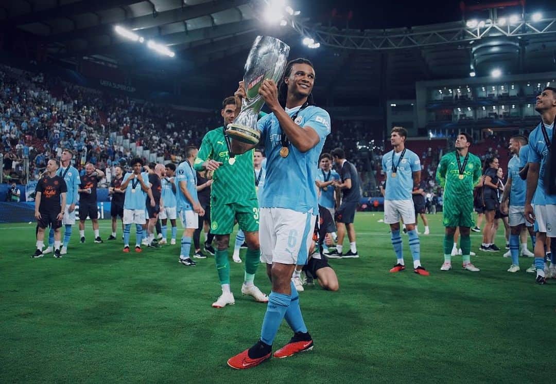 ナタン・アケのインスタグラム：「A special night in Greece. Thank you for the travelling support! @mancity 💙」