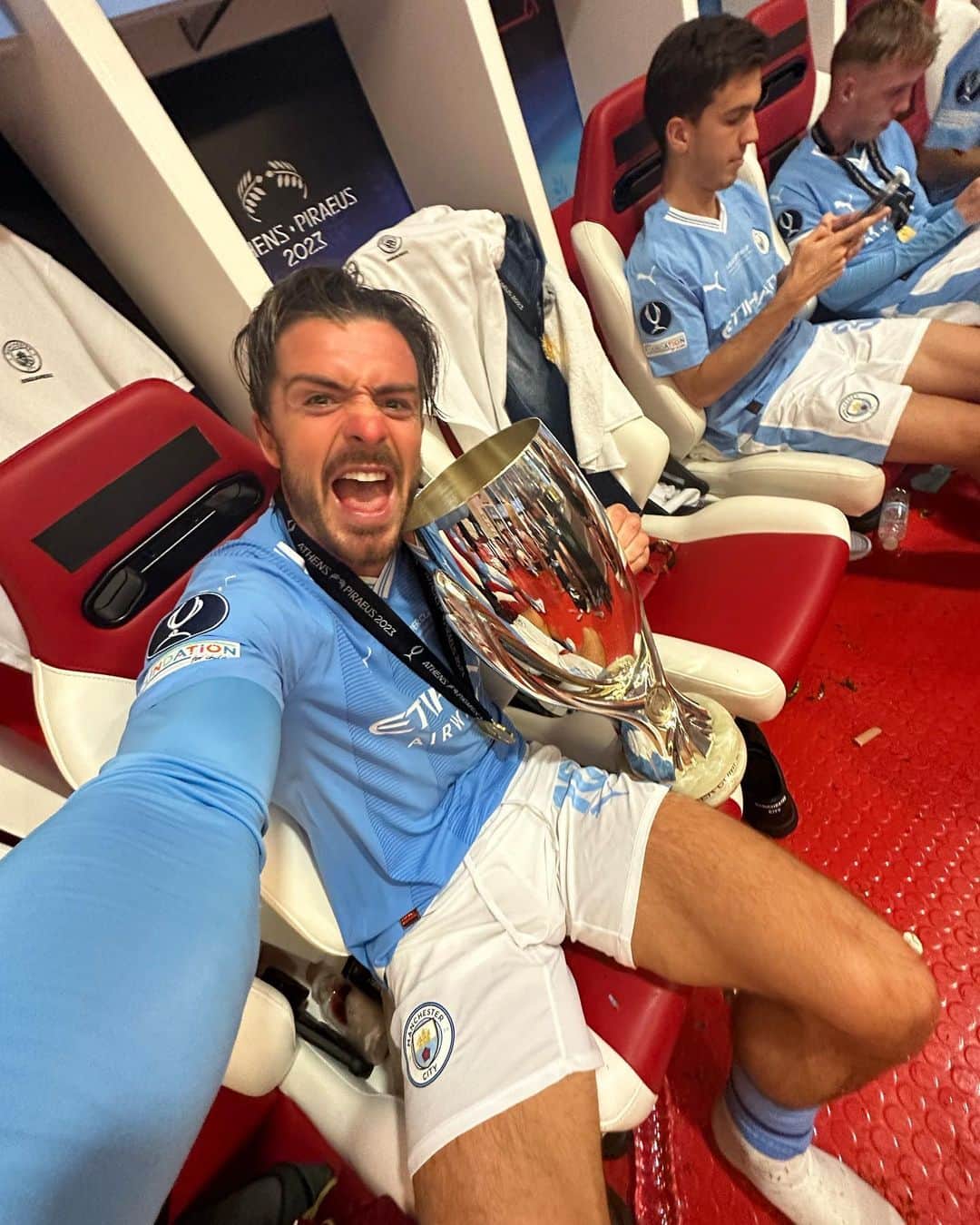 ジャック・グリーリッシュのインスタグラム：「Super Cup champions!! Another one ☝🏻 Cammmm on my brothers 💙🫶🏻」