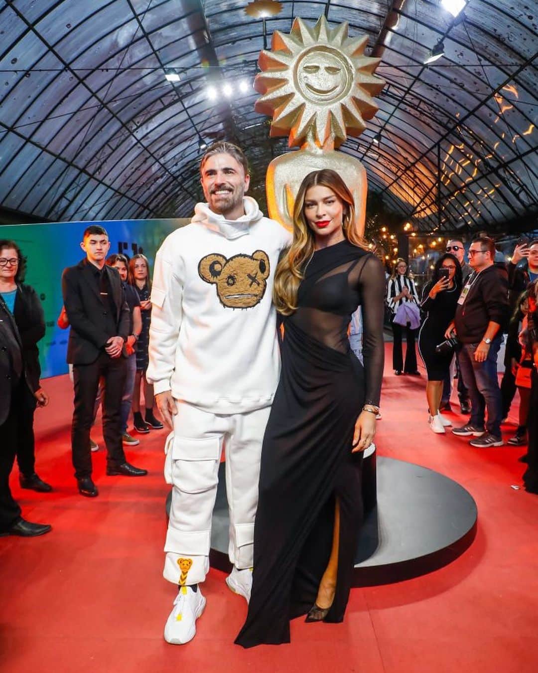 massaferaのインスタグラム：「Celebrando o cinema brasileiro, a estreia de #UmaFamíliaFeliz e a minha primeira vez no tapete vermelho no @festivaldecinemadegramado 🫶✨ Que festa linda!  Fotos: Edison Vara/ Ag Pressphoto」