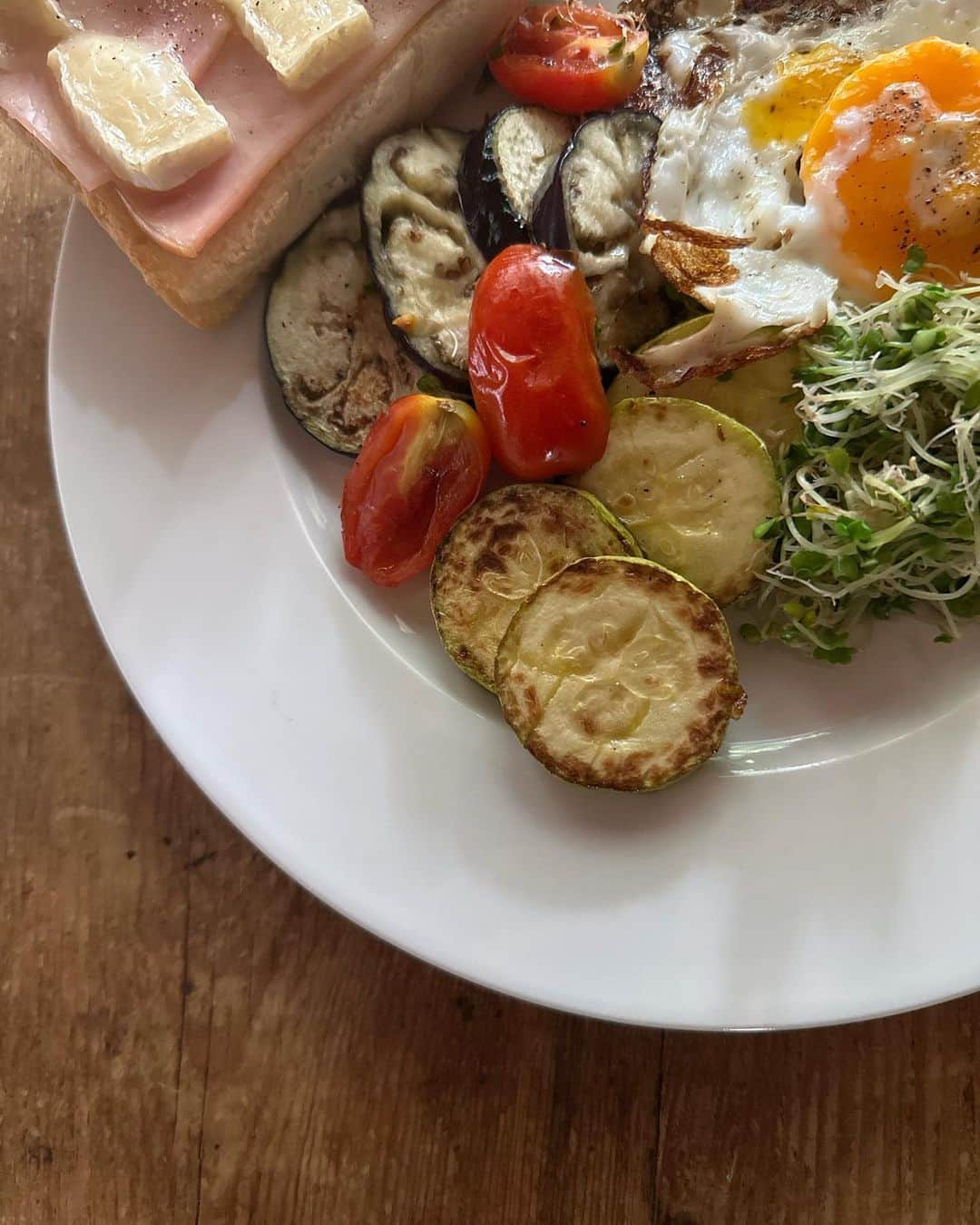 サルボ恭子さんのインスタグラム写真 - (サルボ恭子Instagram)「おはようございます。 今日もほぼはさみます。  #サルボ家の食卓#夫は常にひとつづつゆっくり食べる#同じタイミングで食べ終わるのはなぜ#サルボ恭子#kyokosalbot」8月17日 7時15分 - kyokosalbot