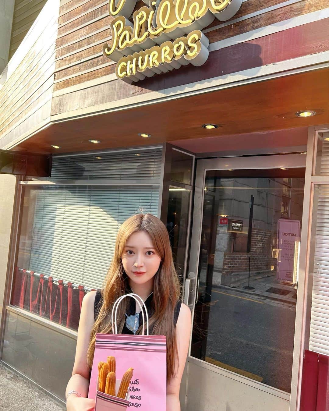 山本月のインスタグラム：「ずっと行きたかったチュロス屋さん 미뉴트 빠삐용(Minute Papillon)💕  チョコレートにつけて食べる🍫チュロス🥣とっても美味しかった!!チリソースなんかもあってそれも気になってる🖐️ ソースは別で買えるよ🎵  店内で食べるってなると待ち時間多いけどテイクアウトだとすぐだったよ~🤫☁️  韓国行く人は是非☺︎ #미뉴트빠삐용#miuntepapillon#狎鴎亭ロデオ#狎鴎亭ロデオカフェ#ルナの韓国日記」