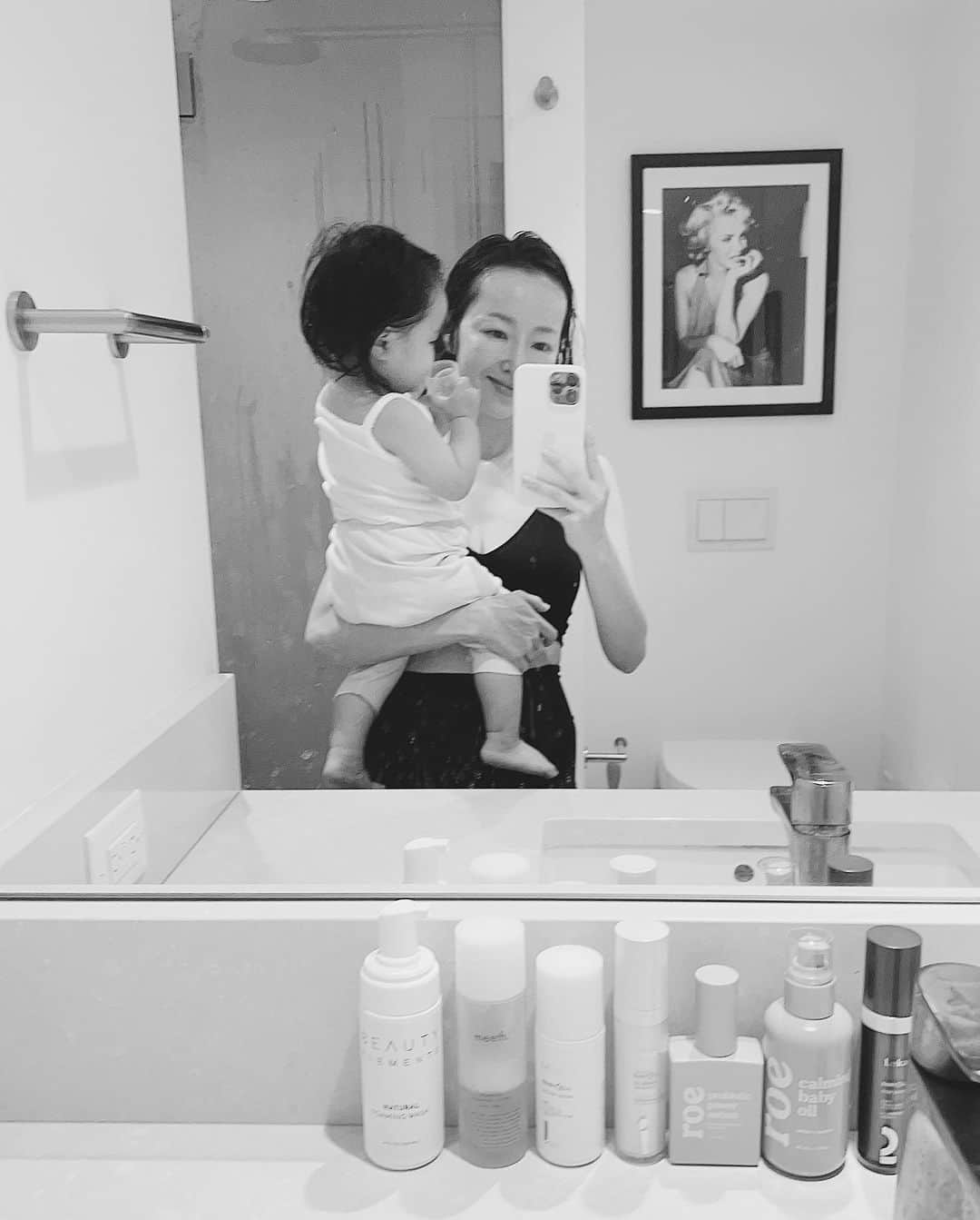 翁安芸さんのインスタグラム写真 - (翁安芸Instagram)「After bath with my baby girl🛁🤍  1.3.4枚目　2023 Aug 2.5.6枚目　2022 Aug  この一年でこんなに成長しました👶🏻🤍  4と6枚目は大きなあくびの瞬間..zzz   #babygirl #growingtoofast #13monthsold #babyno2 #13ヶ月 #成長記録」8月17日 12時44分 - akinyc